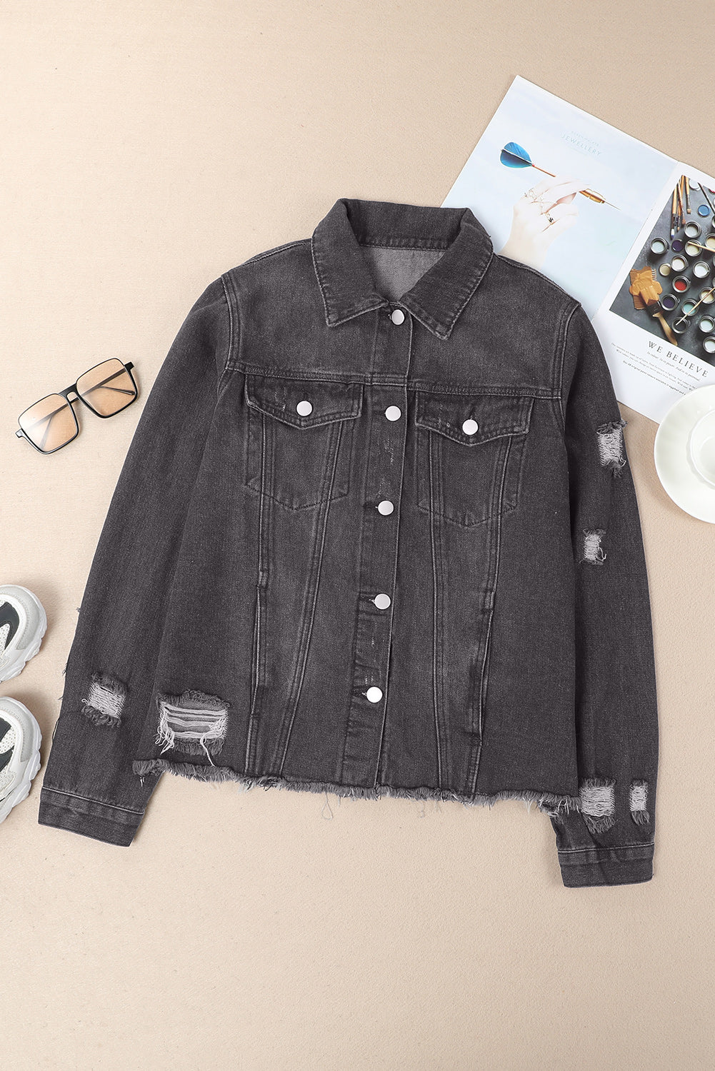 Jeansjacke mit Revers, Distressed-Optik und unverarbeitetem Saum