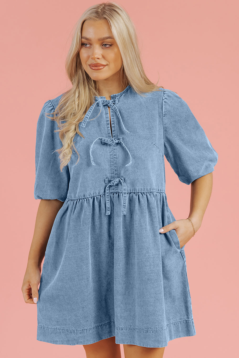 Robe courte en jean à manches bouffantes et nœud papillon