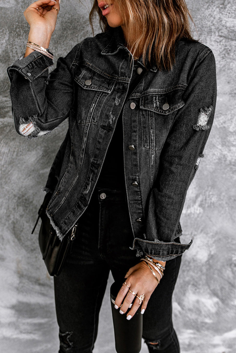 Jeansjacke mit Revers, Distressed-Optik und unverarbeitetem Saum