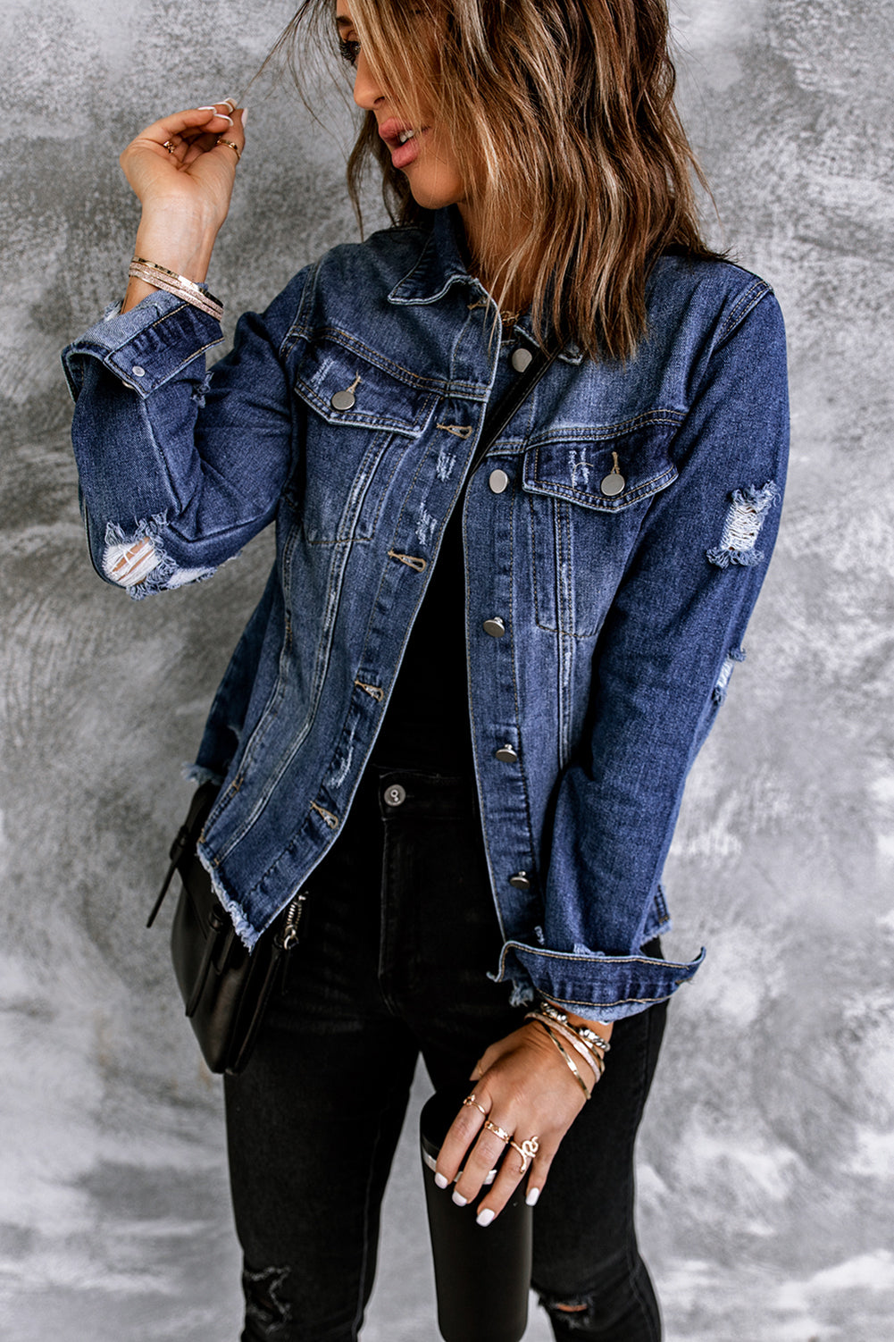 Distressed-Jeansjacke aus Raw Denim mit Revers