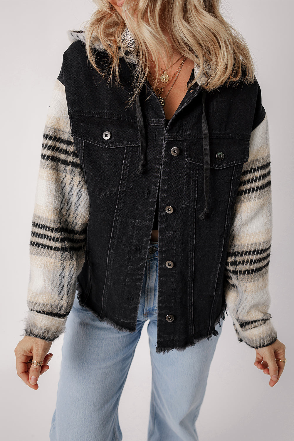 Jeansjacke mit Kapuze, karierten Ärmeln und ausgefranstem Saum