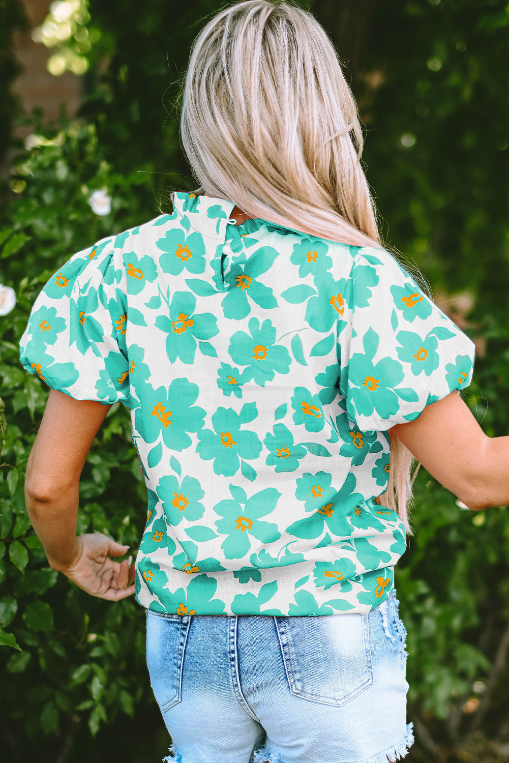 Chemisier fleuri vert à manches bouffantes et décolleté à volants