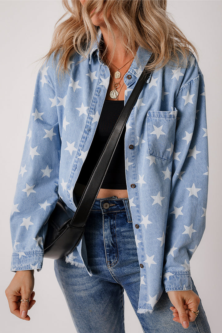 Hell gewaschene Jeansjacke mit Sternen-Print und offenem Saum