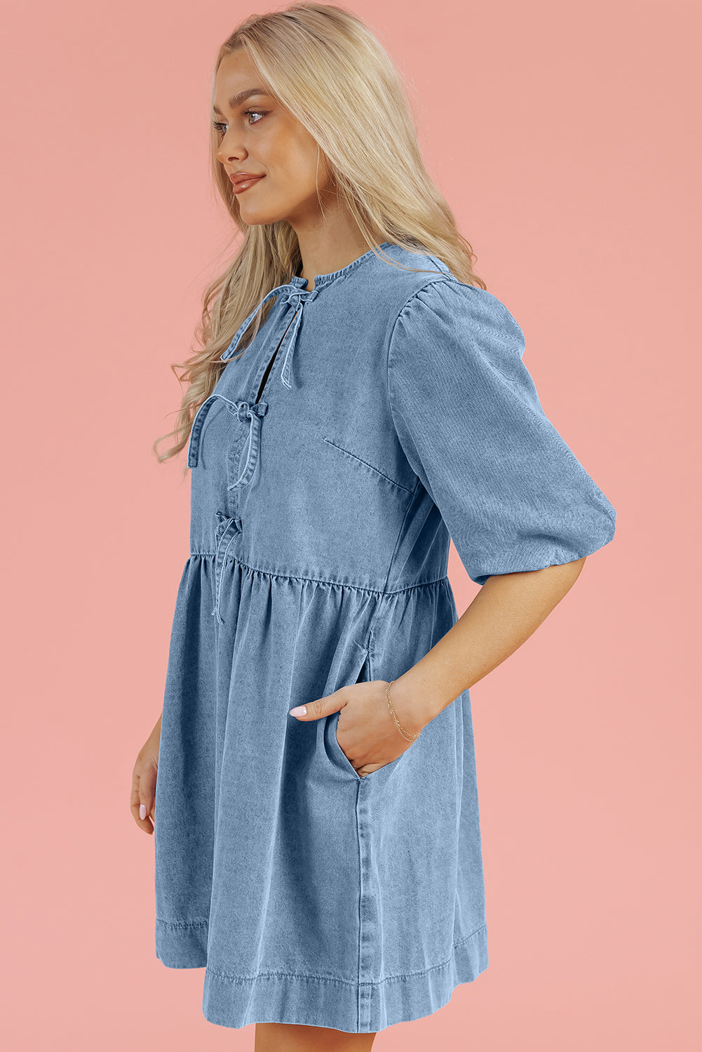 Robe courte en jean à manches bouffantes et nœud papillon